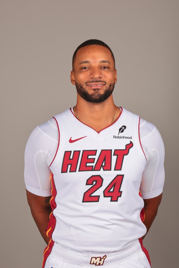 表现欠佳！诺曼-鲍威尔14中4得到17分4板2断另5次错误   正负值-8