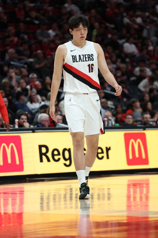 杨瀚森假传真投远投！开拓者官推：他甚至把摄像头都晃飞了😭