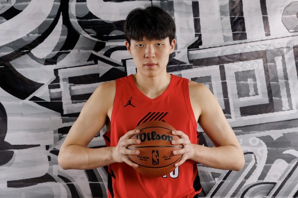媒体人：虽然瀚森菜鸟赛季就是CBA最佳防卫  球员 但NBA有更高要求