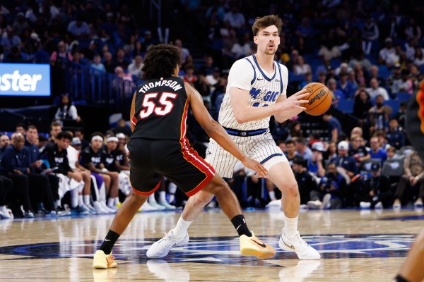 莫斯利：卡斯尔顿非常职业能完美适配球队对峙  强度 防多个位置