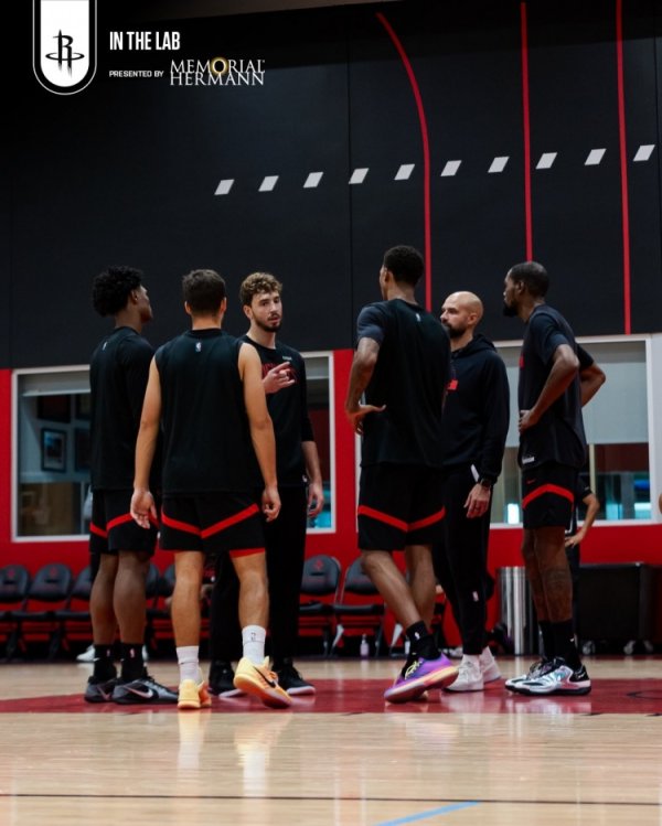 火箭晒练习  照：“五高”阵形    沟通   杜兰特亚当斯击掌 姐夫喜笑颜开