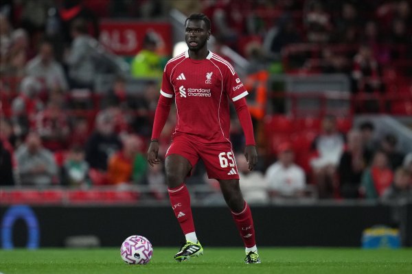 利物浦小将纳洛生涯前2次后备  均染红 范戴克、科纳特第一时间安慰