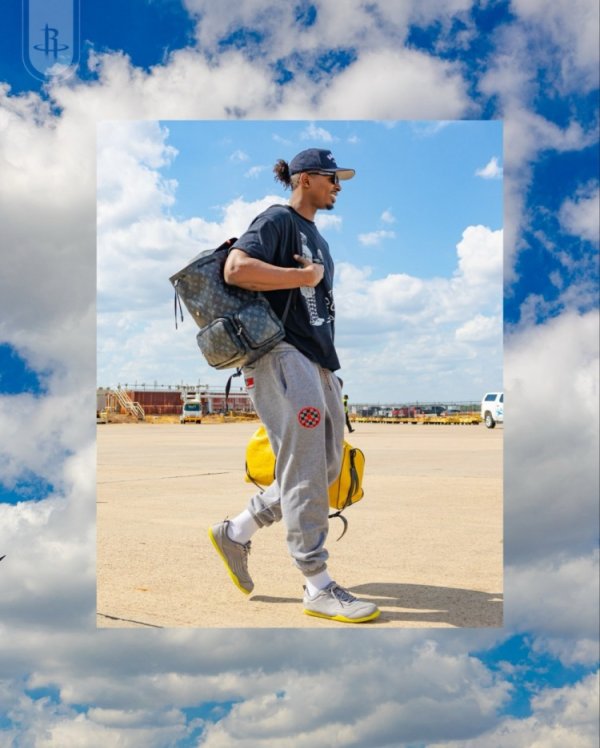 火箭众将登机帅照：杜兰特头戴绿色小帽 申京连帽T恤可爱风