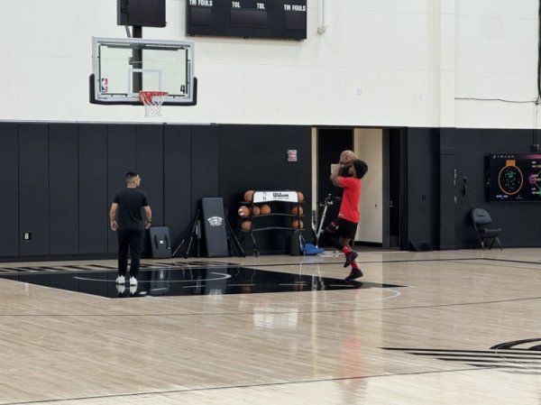 小伙子会来事！亨德森额外训练投射 陪他练习  的是杨瀚森的翻译刘老师