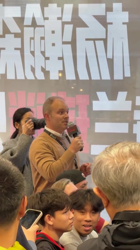 外国球迷用中文提问：杨瀚森你觉得在NBA练习  和在山东有何区别？