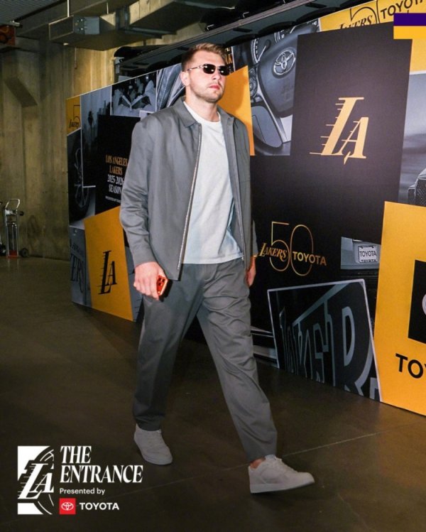 湖人入场照：东契奇简约穿搭+墨镜 里夫斯灰色卫衣印着“中国”