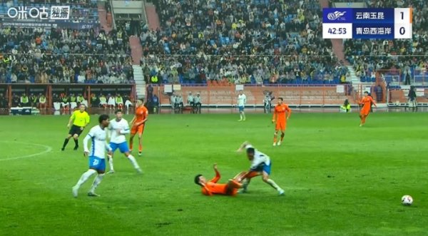 这下太痛了！第43分钟，宋浩宇防卫  时被倒地的罗竞踢到裆部