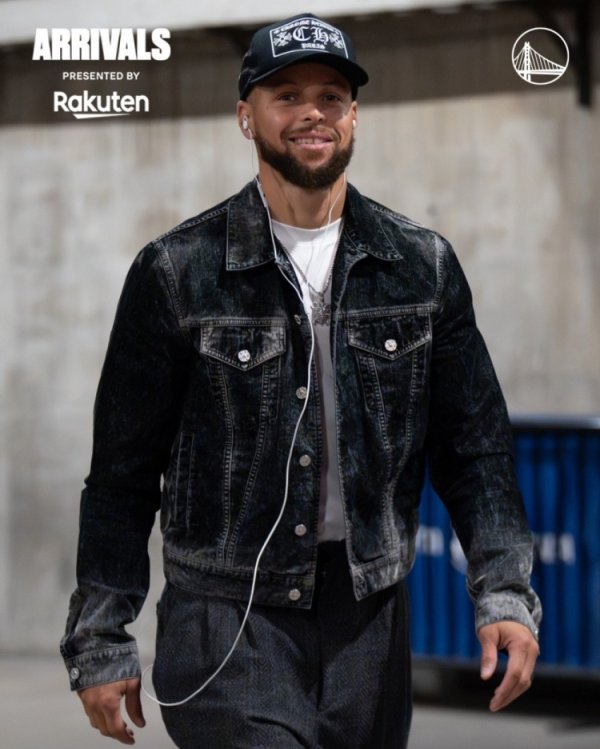 型男入场！库里黑色牛仔穿搭惹眼 追梦白外套+黑超冲击强烈