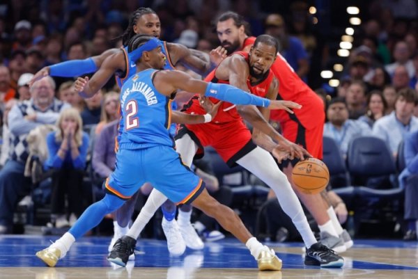 画风清奇的揭幕战