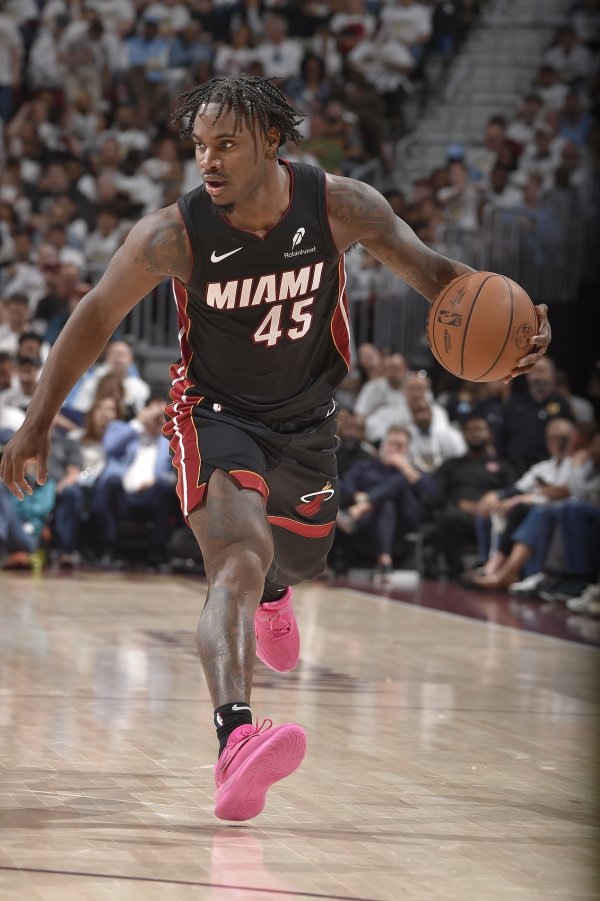 组织能力见涨！热火米切尔15投7中砍下16分6篮板球  12助功