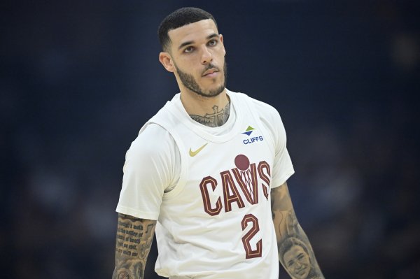 太铁了！鲍尔远投7中1仅拿3分4板6助 4错误