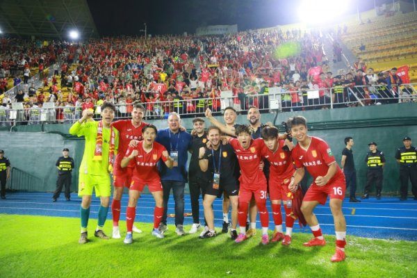 铜梁龙致谢各俱乐部：中国古代足球    进步   需全体古代足球    人共同努力与团结