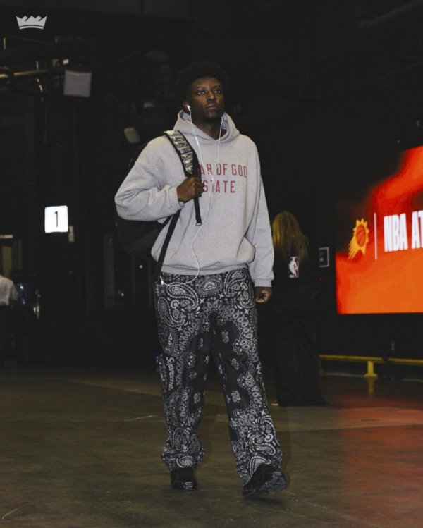 仍是最靓的仔！国王入场穿搭：威少深蓝套装+白色小花图案点缀