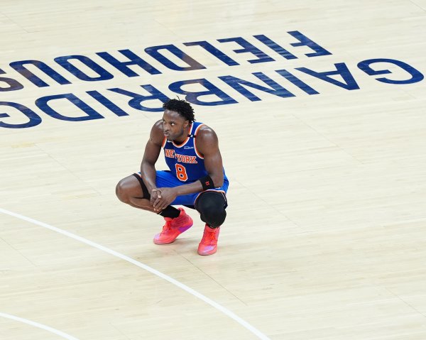 迈克-布朗：阿努诺比就是个怪物 他是今天我们的最佳防卫  球员