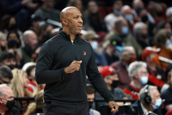 指导教练员生涯完了？比卢普斯今年4月才和开拓者续约了多年合同