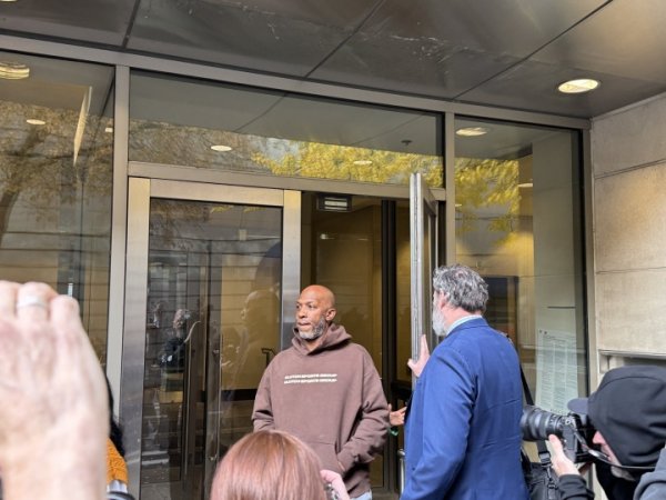 凌晨被捕！比卢普斯已离开当地法院 身着Klutch连帽衫神情复杂